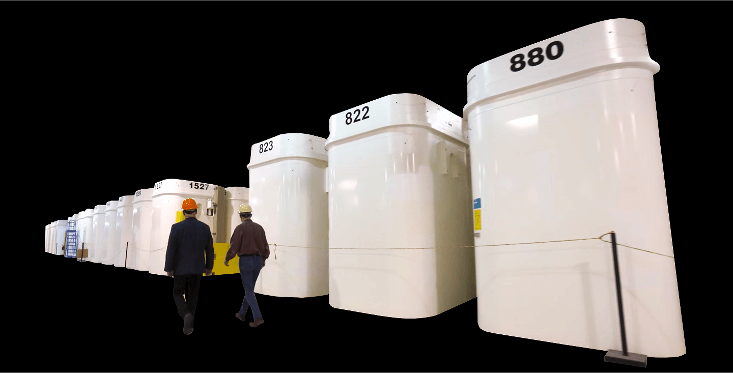 NUCLEAR_WASTE_FACILITY_FR Personnes marchant près de bacs à déchets nucléaires