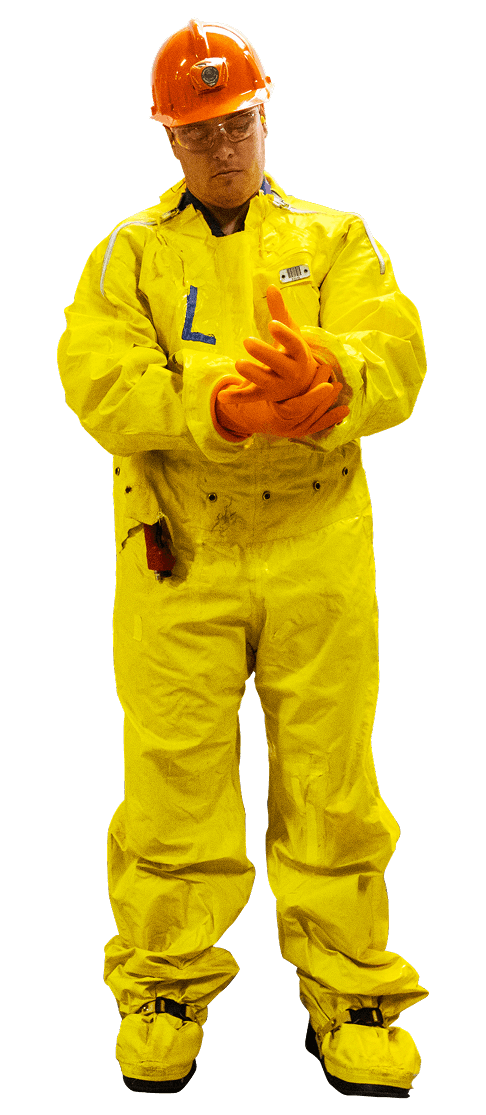 pickering_worker-in-yellow-overalls-1-1_FR Employé en tenue de protection